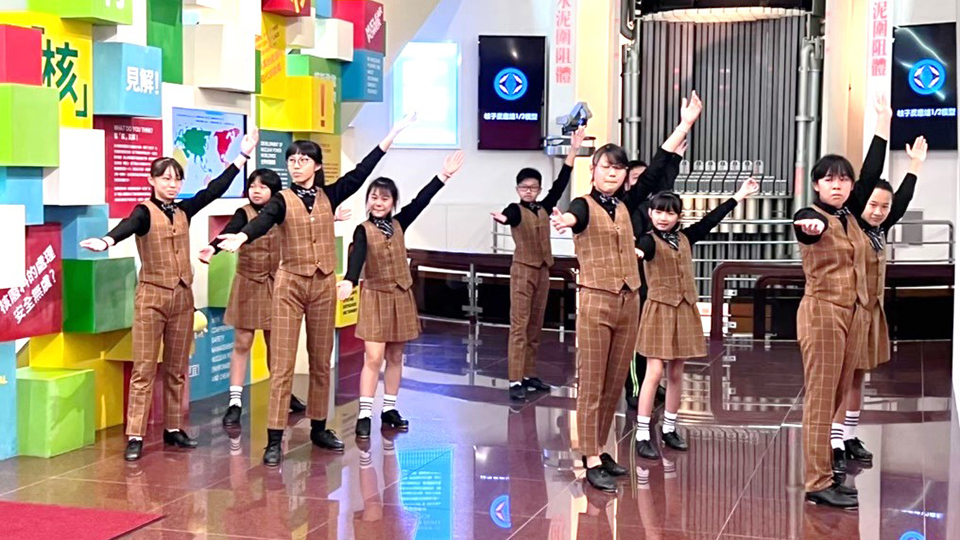 40周年回顧展在大鵬國小的舞獅隊與踢踏舞團演出中揭開序幕。